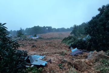 Kapolda Kepri kirim personel tambahan untuk bencana longsor di Serasan