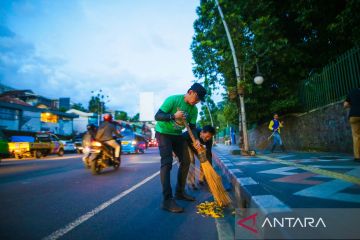 Pemkot Bogor kerahkan ASN bantu petugas kebersihan sapu jalan