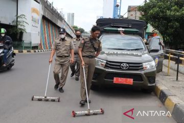 Satpol PP petakan titik jalan rawan ranjau paku di Jakarta Barat