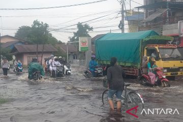 Banjir yang terjadi di Kota Singkawang semakin tinggi