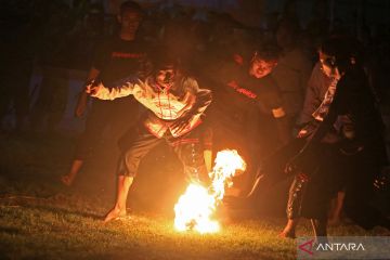 Tradisi sepak bola api di Cirebon