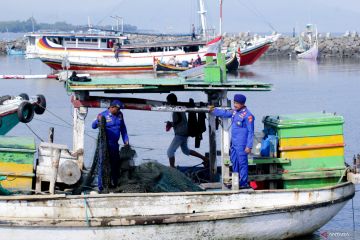 Satpolairud Situbondo tangkap perahu nelayan gunakan "cantrang"