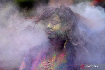 Semarak warna perayaan Holi di India