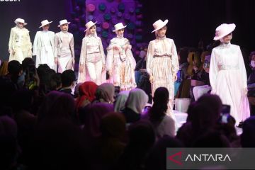 Peragaan busana Muslim Fashion Festival