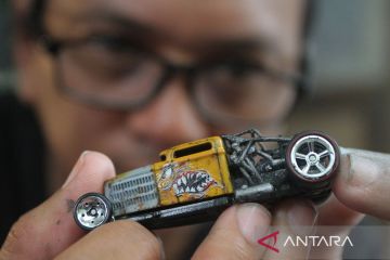 Produksi miniatur mobil balap dari logam