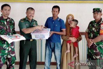 TNI menyerahkan bantuan paket nutrisi cegah stunting di Aceh Barat