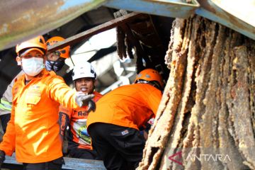 Proses Evakuasi Korban Bangunan Ambruk