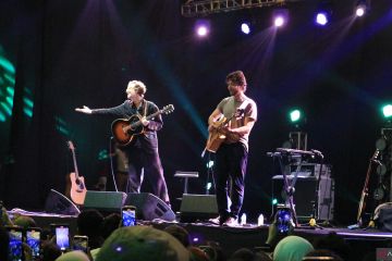 Kings of Convenience buka konser dengan "Comb my Hair"