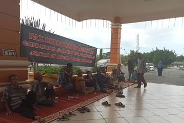 Korban gempa Pasaman Barat datangi bupati tanyakan bantuan