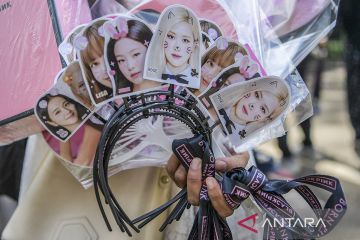 Pernak-pernik Blackpink ramai dijual jelang konser