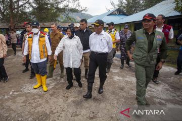 Tiga menteri kunjungi korban longsor di Serasan