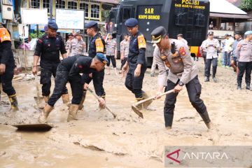 Polda Sumsel terjunkan Brimob tanggulangi dampak banjir bandang Lahat