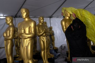 Patung-patung Oscar disiapkan jelang Academy Awards ke-95