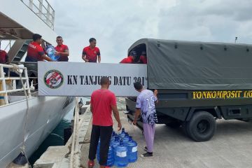 KN Tanjung Datu-301 bawa paket bansos untuk korban longsor Natuna