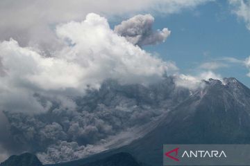 Gunung Merapi keluarkan awan panas guguran ke arah Kali Bebeng