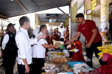 Presiden cek harga kebutuhan pokok di Pasar Beran Ngawi