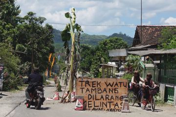 Warga Tulungagung protes, jalan rusak ditanami pohon pisang
