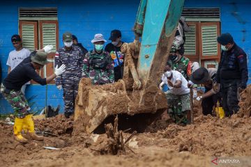 Pencarian korban longsor Serasan berlanjut