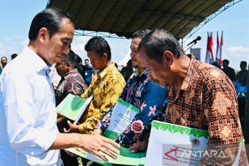 Presiden Joko Widodo Serahkan SK Perhutanan Sosial Di Blora