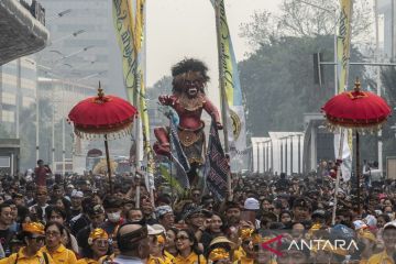 Mengarak ogoh-ogoh sambut Hari Raya Nyepi