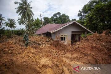 Tujuh titik longsor di Serasan