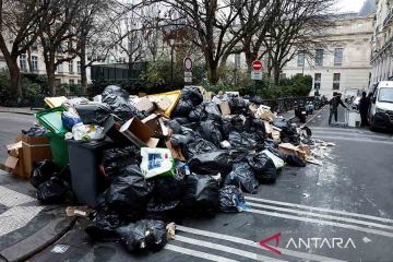 Sampah menumpuk di jalanan Kota Paris imbas aksi mogok pekerja