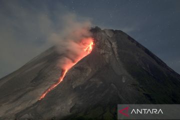 Gunung Merapi mengeluarkan lava pijar