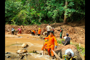 Tanah longsor menyebabkan dua orang meninggal di Way Kanan