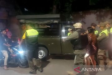 Petugas gabungan gerebek kawasan remang-remang di Kelapa Gading