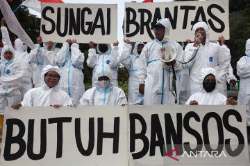 Aksi Sungai Brantas Butuh Bansos