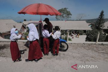 Aktivitas sekolah di lereng Gunung Merapi