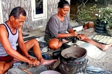 Perajin jajanan emping melinjo Magetan ramai pesanan jelang Ramadhan