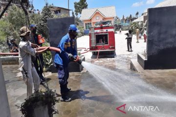 Petugas bersihkan lingkungan sekolah terdampak hujan abu di Boyolali