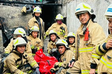 Satu orang meninggal akibat kebakaran tiga rumah di Grogol Selatan