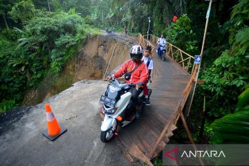 Jalan longsor di Padang Pariaman