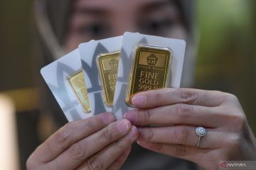 Harga emas Antam hari ini turun Rp12.000 per gram