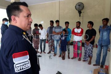 Etnis Rohingya Penumpang Kapal Kayu