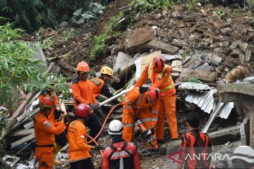 Pencarian korban tanah longsor di Bogor