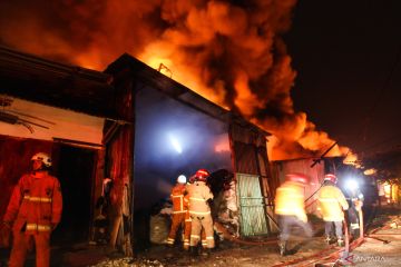 Kebakaran tempat usaha di Surabaya