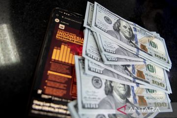 Dolar jatuh di awal sesi Asia, penyelamatan bank angkat selera risiko