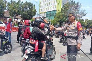 Pendukung Persis Solo berangkat ke Sleman dengan pengawalan polisi