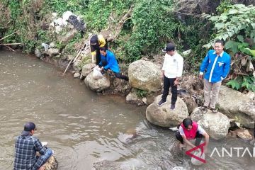 Dinas Perikanan Sukabumi lepas liarkan ribuan benih nilem