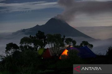 Gunung Merapi masih mengeluarkan lava pijar
