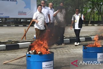 FOTO - Kementerian Perdagangan RI musnahkan barang bekas impor