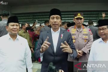 Presiden Jokowi cek harga barang di Pasar Rakyat Tabalong