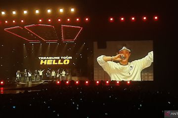 Jihoon TREASURE dihadiahi "gitar" saat konser "HELLO" di Indonesia