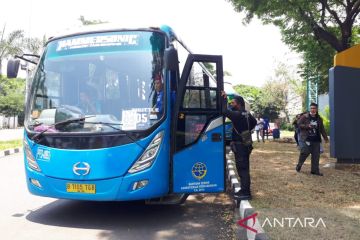 Calon penonton Hammersonic manfaatkan "shuttle bus" menuju lokasi