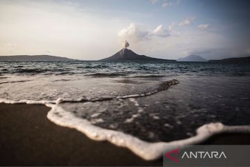 Hari ini, Gunung Anak Krakatau erupsi tiga kali