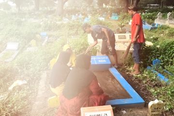 Ziarah makam jelang Ramadhan, datangkan berkah bagi sekelompok profesi