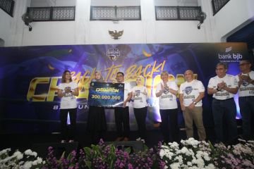 Juara Proliga 2023 Tim Bandung bjb Tandamata terima "kadeudeuh"